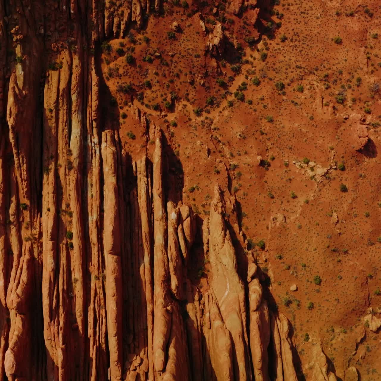 Strada parallela alle splendide rocce nell'Arches National Park. Drone che sorvola il paesaggio arancione nello Utah, USA