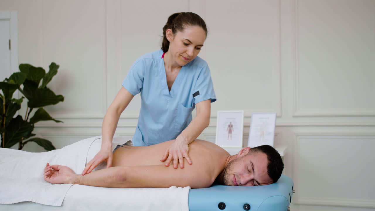 Homem recebendo uma massagem
