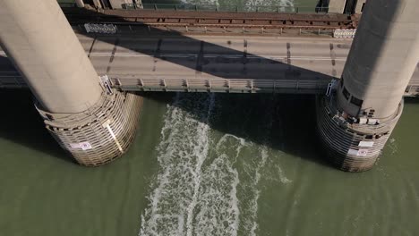 Vista-De-Pájaro-De-La-Estructura-De-Elevación-Vertical-Del-Puente-Kingsferry-En-El-Sureste-De-Inglaterra