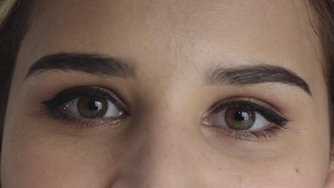 Nahaufnahme-Einer-Frau-Mit-Schönen-Augen,-Die-Make-up-Trägt-Und-Glücklich-In-Die-Kamera-Schaut.-Weibliche-Schönheitskosmetik
