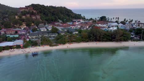 Vista-A-La-Playa-Durante-La-Hermosa-Puesta-De-Sol-En-El-Mundialmente-Famoso-Destino-Turístico-Tropical