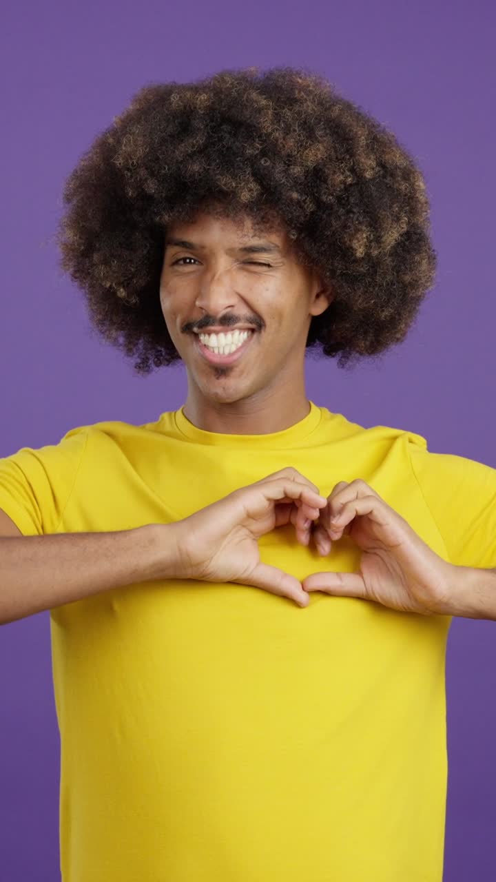 Uomo con capelli afro che fa vari gesti ed espressioni su sfondo viola