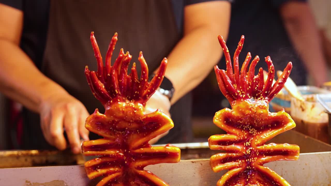 판매자 는 음식 상점 에서 그릴 된 오징어 스피어 를 준비 한다