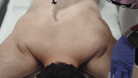afeitar el cuello del hombre para la depilación con láser