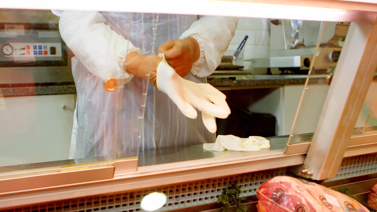 4k 가게에서 손 장갑을 입은 도살자