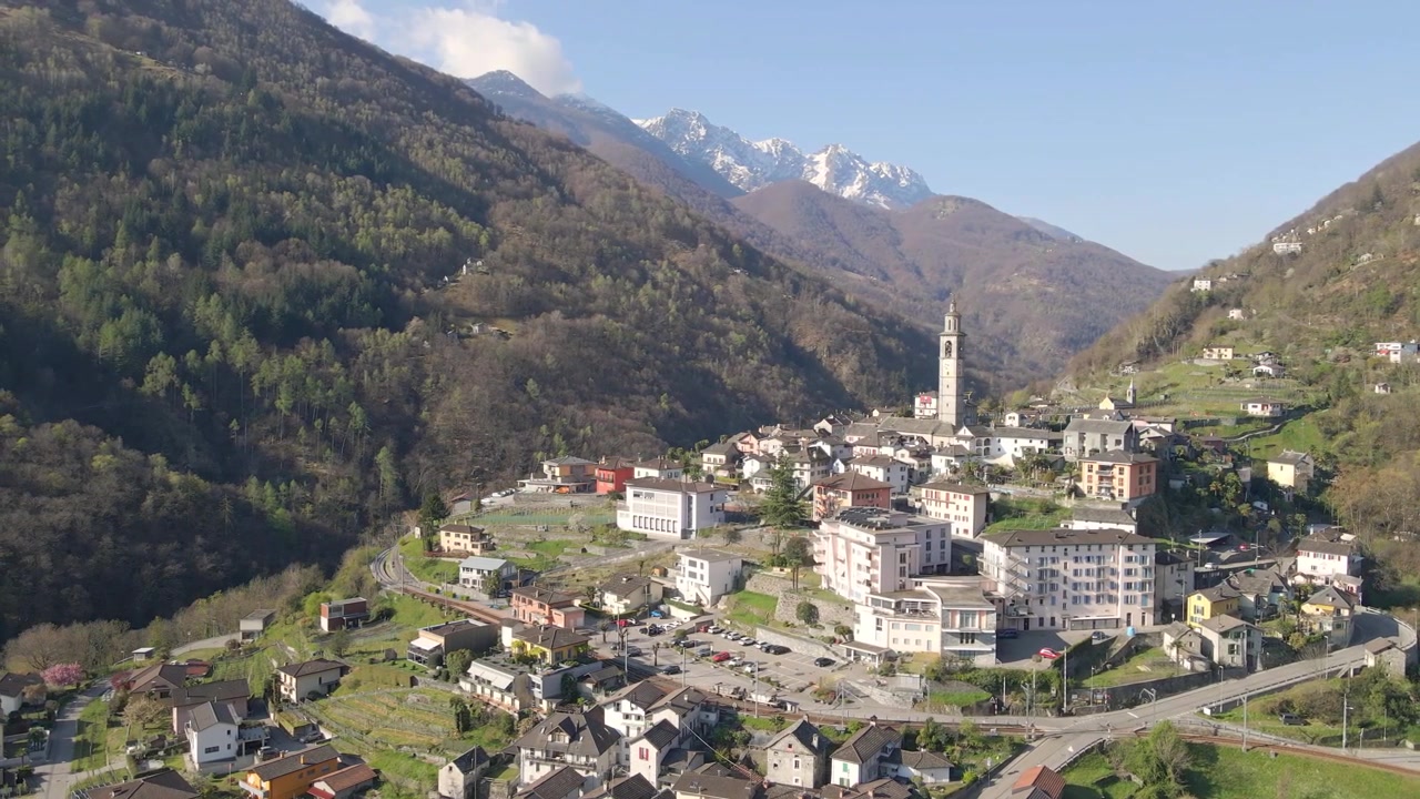 Intragna, un incantevole villaggio immerso nella pittoresca regione delle Centovalli, Canton Ticino, Svizzera, ripreso da un drone in orbita, che mostra la sua architettura tradizionale, le montagne circostanti e la vegetazione lussureggiante.