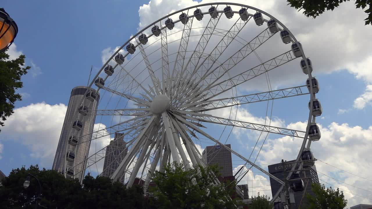 la noria skyview en el centro de atlanta georgia