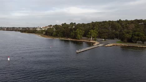 Sobrevuelo-Aéreo-Ascendente-Amplio-Río-Y-Embarcadero,-Perth,-Australia