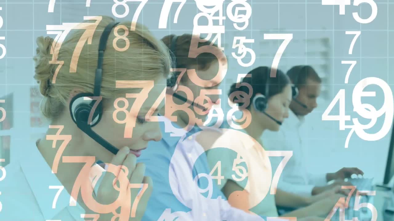 animación de código binario sobre personas de negocios que usan auriculares