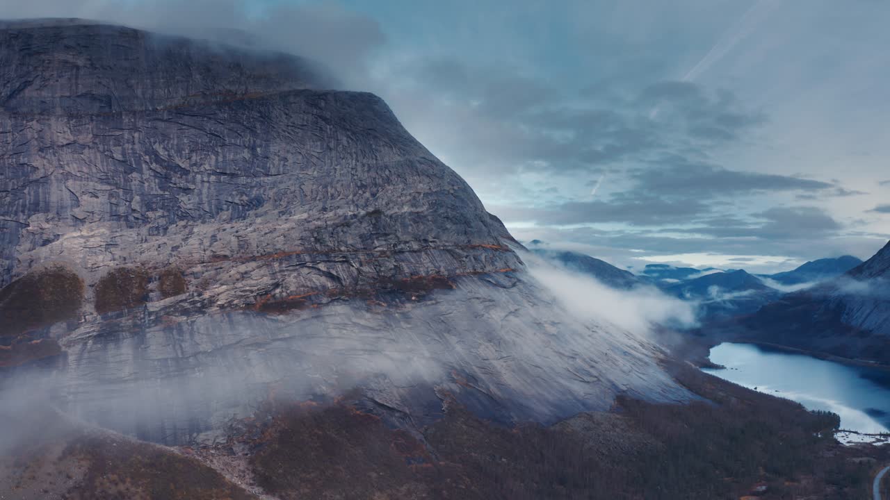 enorme montaña que se eleva sobre el lago eiavatnet