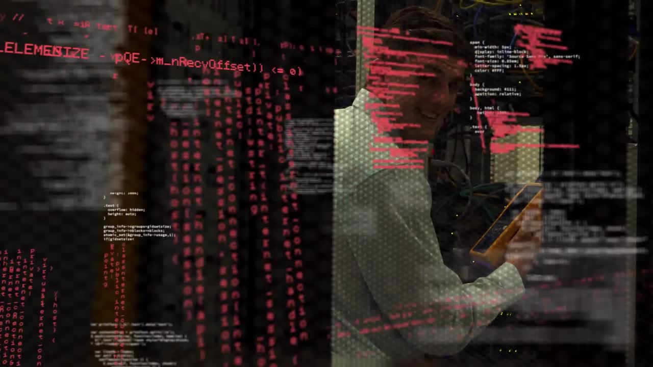 composición digital del procesamiento de datos contra el hombre que trabaja en la sala de servidores