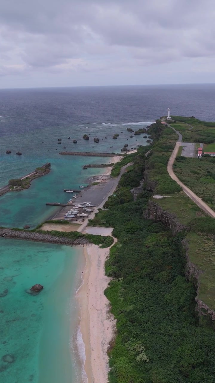 Spiaggia di Higashi Henna e Porto di pesca di Bora a Miyakojima, Okinawa, Giappone. - Ripresa aerea verticale.