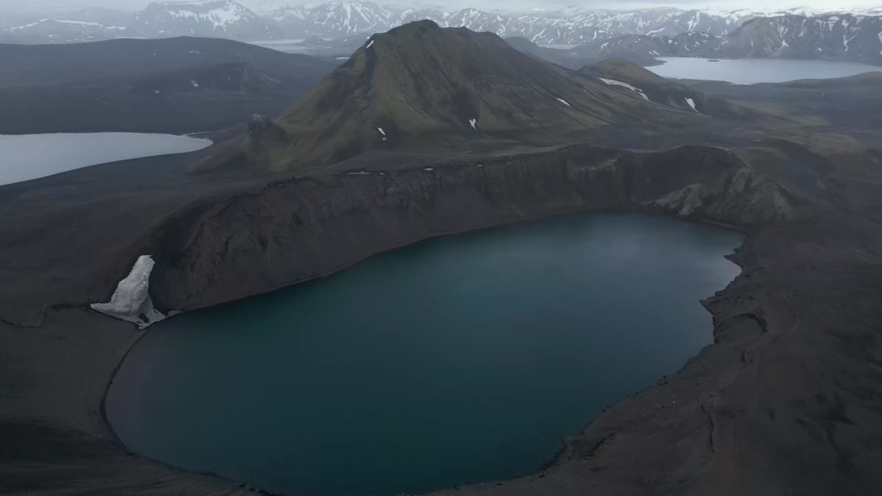 아이슬란드 고원 에 있는 블라힐루르 크레이터 호수 의 공중 전망, 여름 에 놀라운 파란색 호수 와 아름다운 갈색 풍경 을 바라보는 놀라운 산 전망