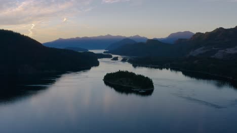 Hermosa-Puesta-De-Sol-Sobre-El-Río-Y-Las-Montañas-De-Canadá---Antena