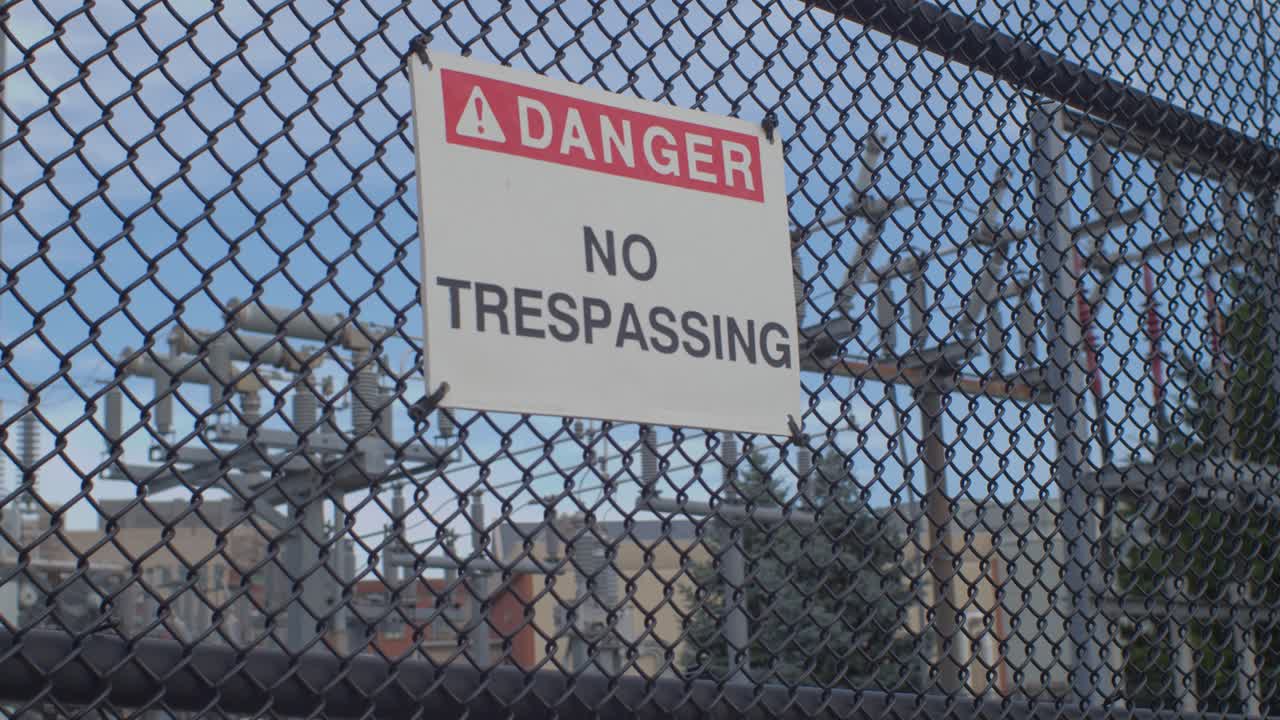 no hay señal de peligro de intrusión en la valla de alambre en una subestación eléctrica - blacksburg
