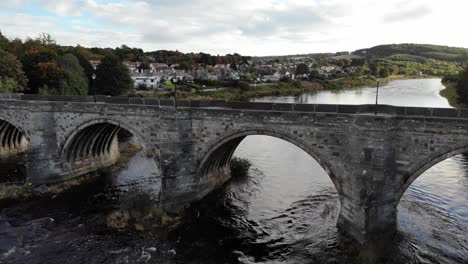 el puente king george vi es un puente sobre el río dee en aberdeen, escocia
