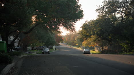 Plano-Amplio-De-Una-Hermosa-Calle-Tranquila-A-La-Luz-Del-Amanecer-Por-La-Mañana