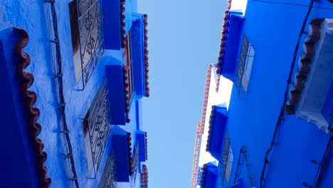 Look-up-of-unique-Blue-buildings-in-Chefchaouen,-the-Blue-city-in-Morocco,-Tilt-up-shot