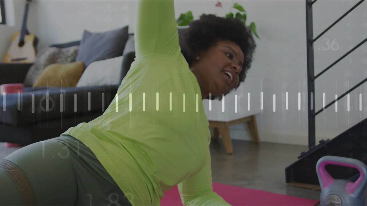 Donna che si abbassa sull'avambraccio iniziando un plank laterale per la forza del core fitness, con una forma d'onda che sincronizza il respiro