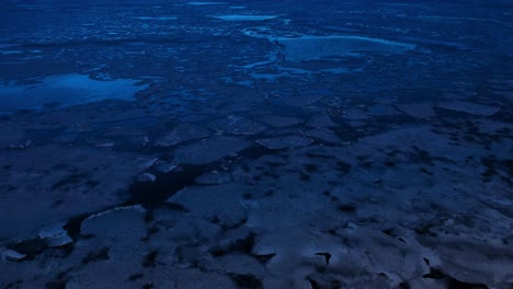 lago congelado por la noche