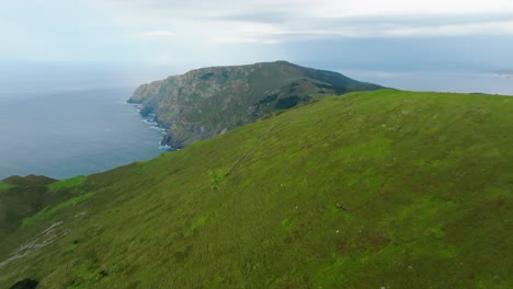 Immergrüne-Klippen-Der-Serra-Da-Capelada-Bei-Sonnenaufgang-In-La-Coruña,-Galicien,-Spanien