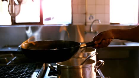 Hand-Des-Kochs,-Der-Essen-Zubereitet