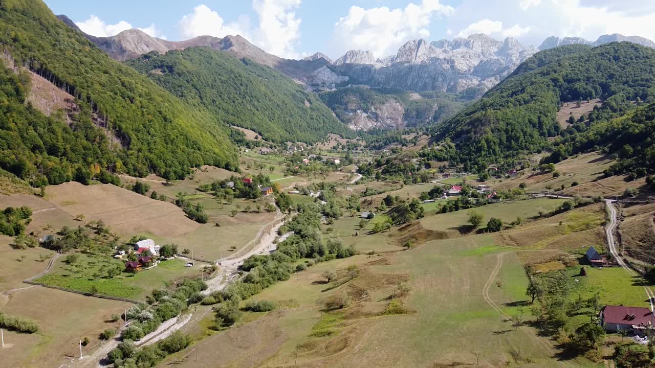 valle de la montaña lepushe en el norte de albania - avance aéreo