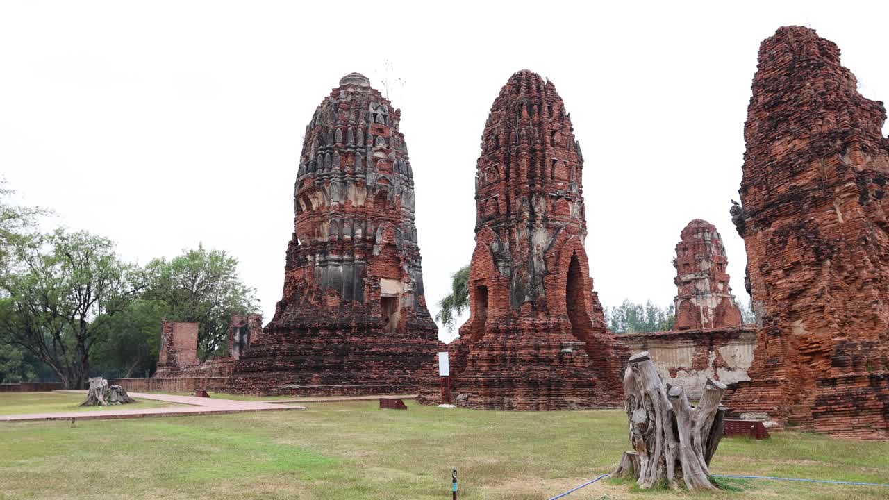 turista caminando por las ruinas del templo histórico