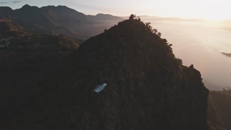 瓜地馬拉的山脈和湖泊景觀在日出時, 無人機的空中景觀