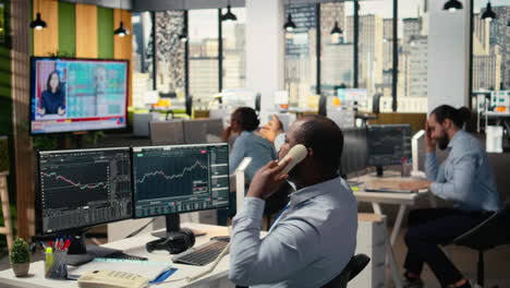 stockbrokers worried by black swan event causing disruption, alerting clients