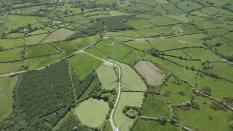 Turbinas-De-Energía-De-Molino-Eólico-Sostenible-Organizadas-Agarradas-En-Wexford,-Irlanda