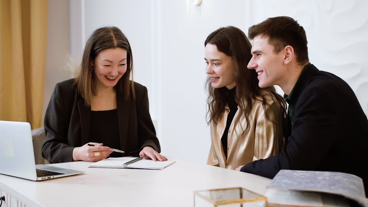 mujer asiática en la oficina