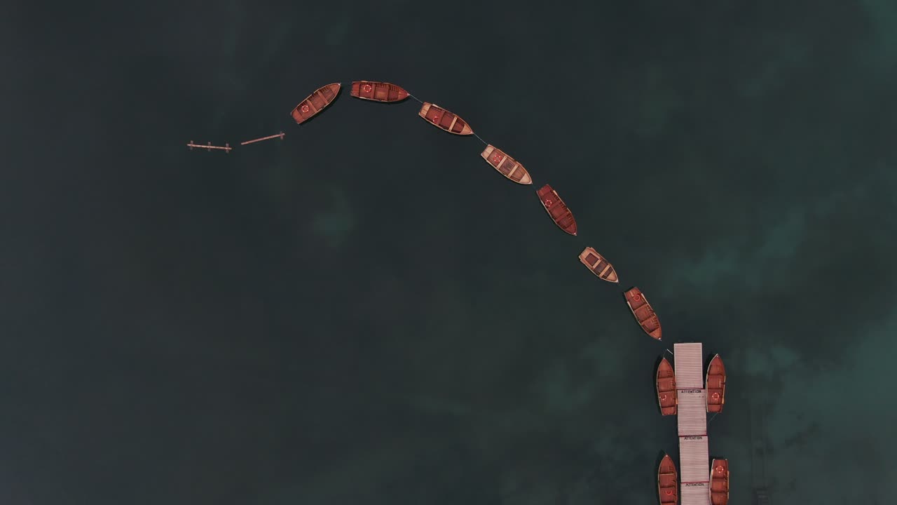 vista aérea de pequeños barcos alineados en un muelle en un lago de montaña en el sur de tirol lago di braies