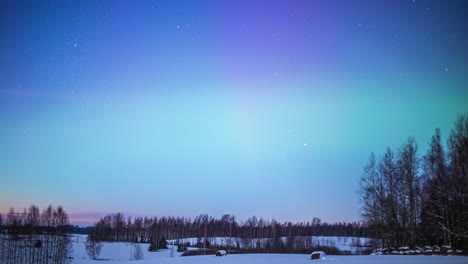 Zeitraffer-Vom-Sonnenuntergang-Bis-Zum-Nächtlichen-Sternenhimmel-Mit-Den-Leuchtenden-Nordlichtern-Der-Aurora-Borealis