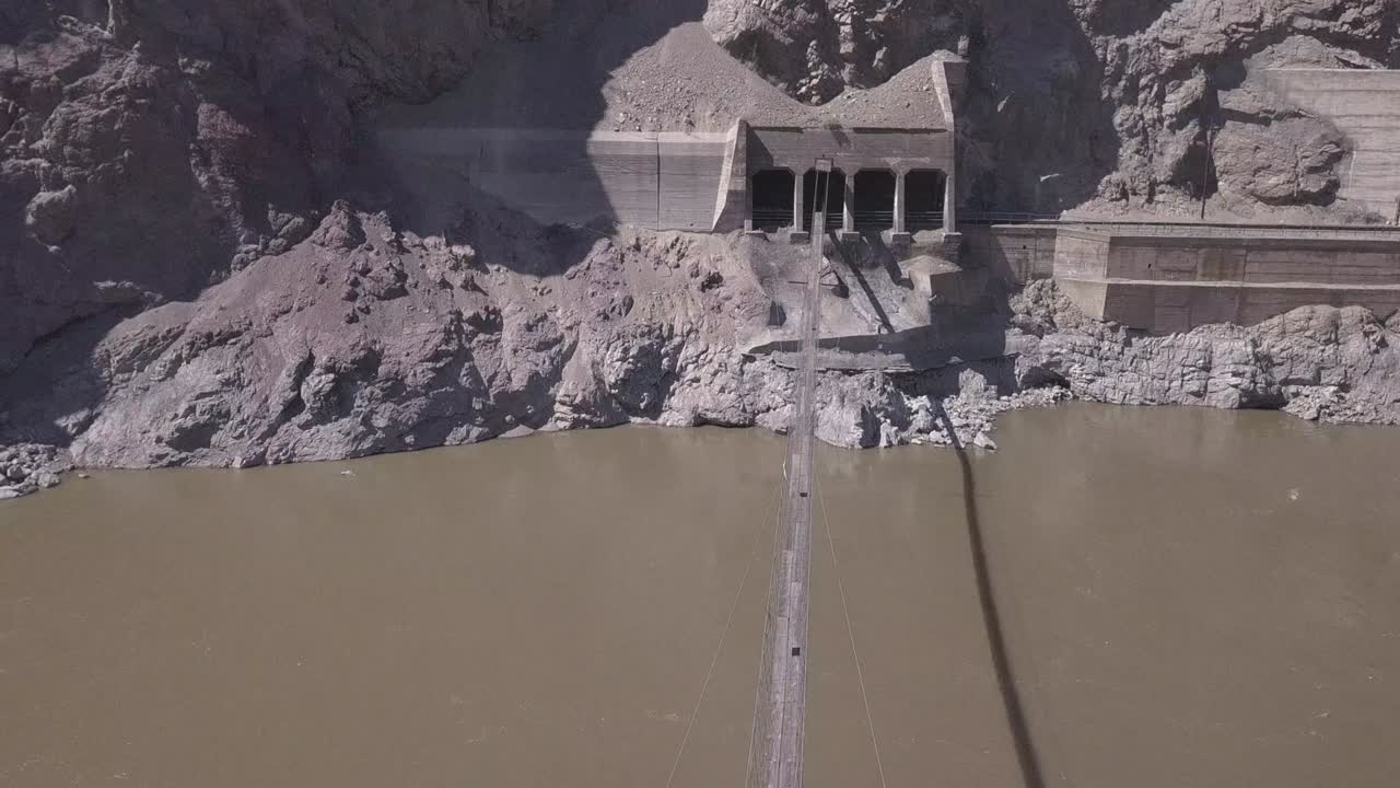 철도 터널에서 공중 후퇴하면 강의 현수교가 드러납니다.