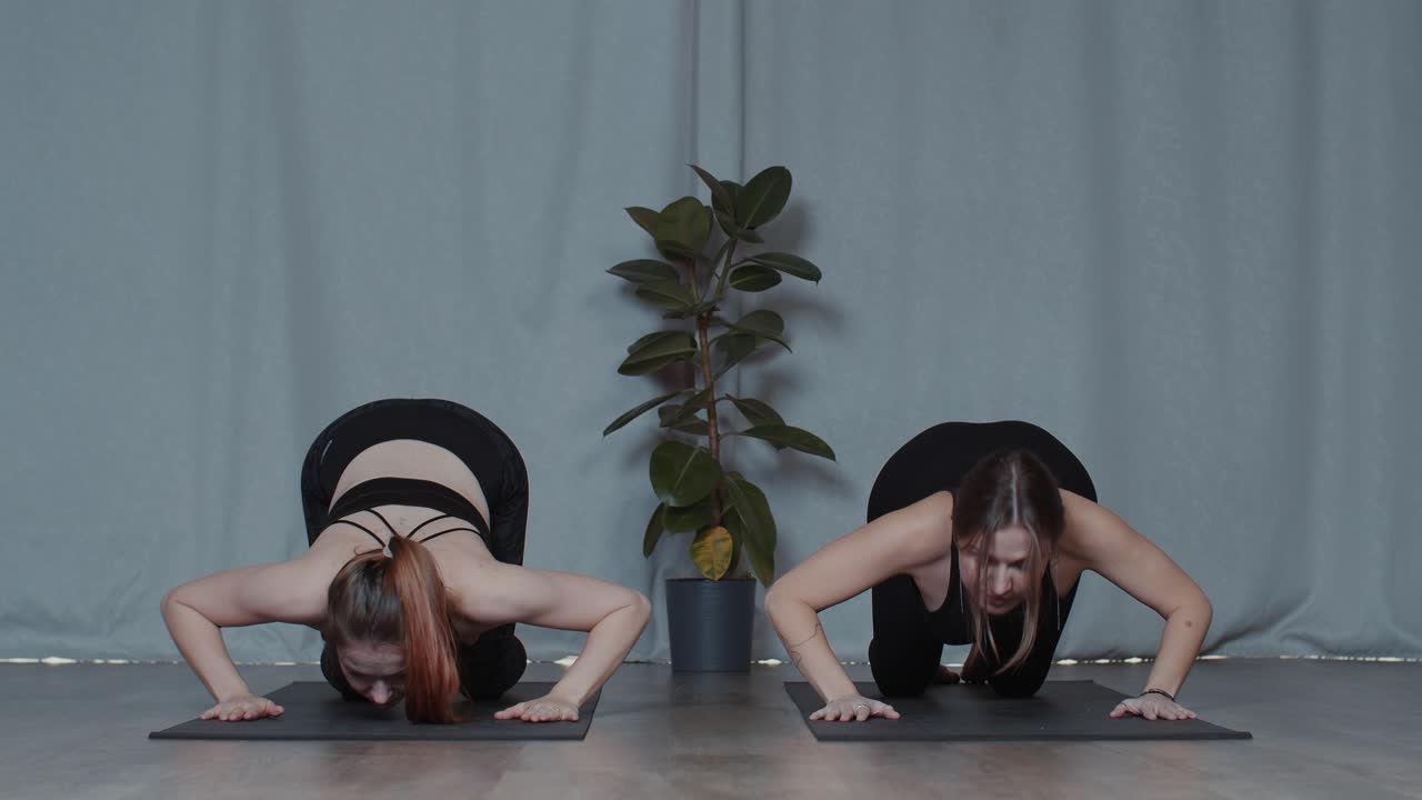 dos mujeres practicando posturas de yoga