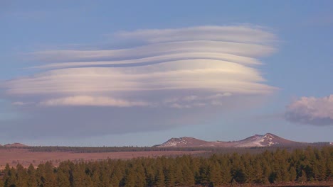 increíble y rara toma de lapso de tiempo muestra la formación de nubes lenticulares