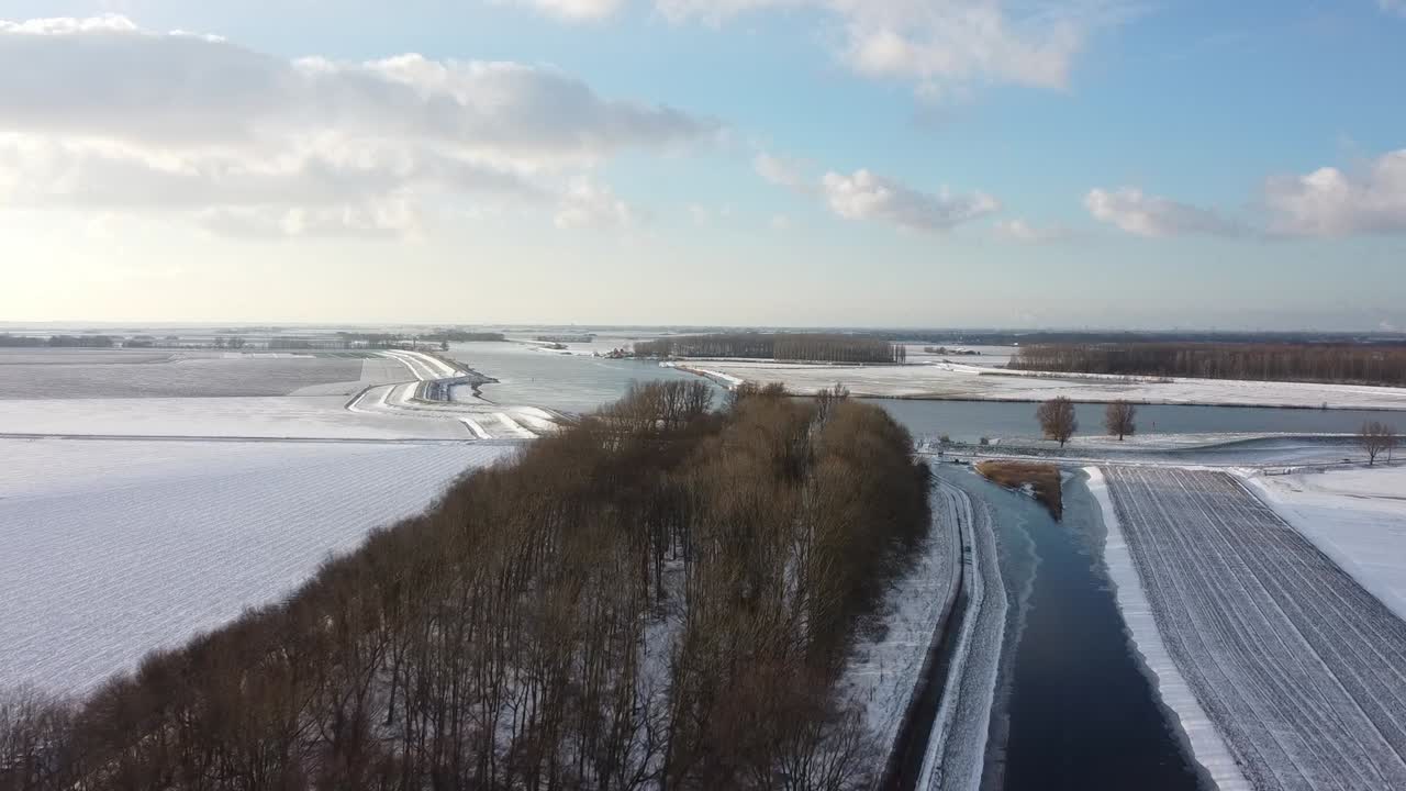 полет к реке над замерзшим рвом в зимнем пейзаже