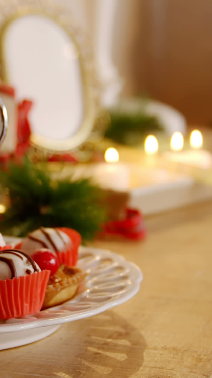 varios postres de navidad en una mesa de madera