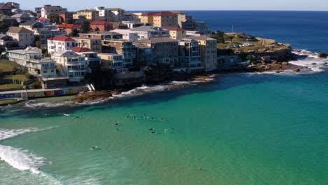 alojamiento frente al mar en la península de ben buckler con turistas nadando en agua de mar