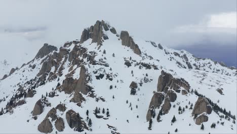 Schneebedeckte-Ciucas-Berge-Unter-Bewölktem-Himmel,-Majestätische-Winterlandschaft