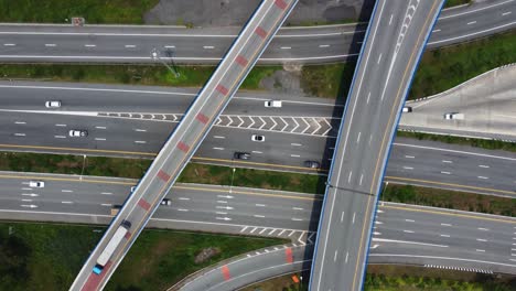 una vista de pájaro del tráfico en una carretera