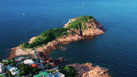 Vista-Aérea-Durante-El-Paso-Elevado-Alrededor-De-La-Zona-Costera-De-La-Playa-De-Shek-o-En-Hong-Kong