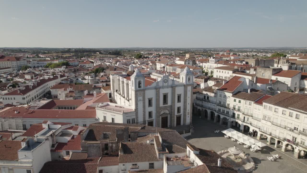 Giraldo Meydanı'ndaki Santo Antao Kilisesi'ne doğru uçuş, Evora şehir merkezi, Alentejo