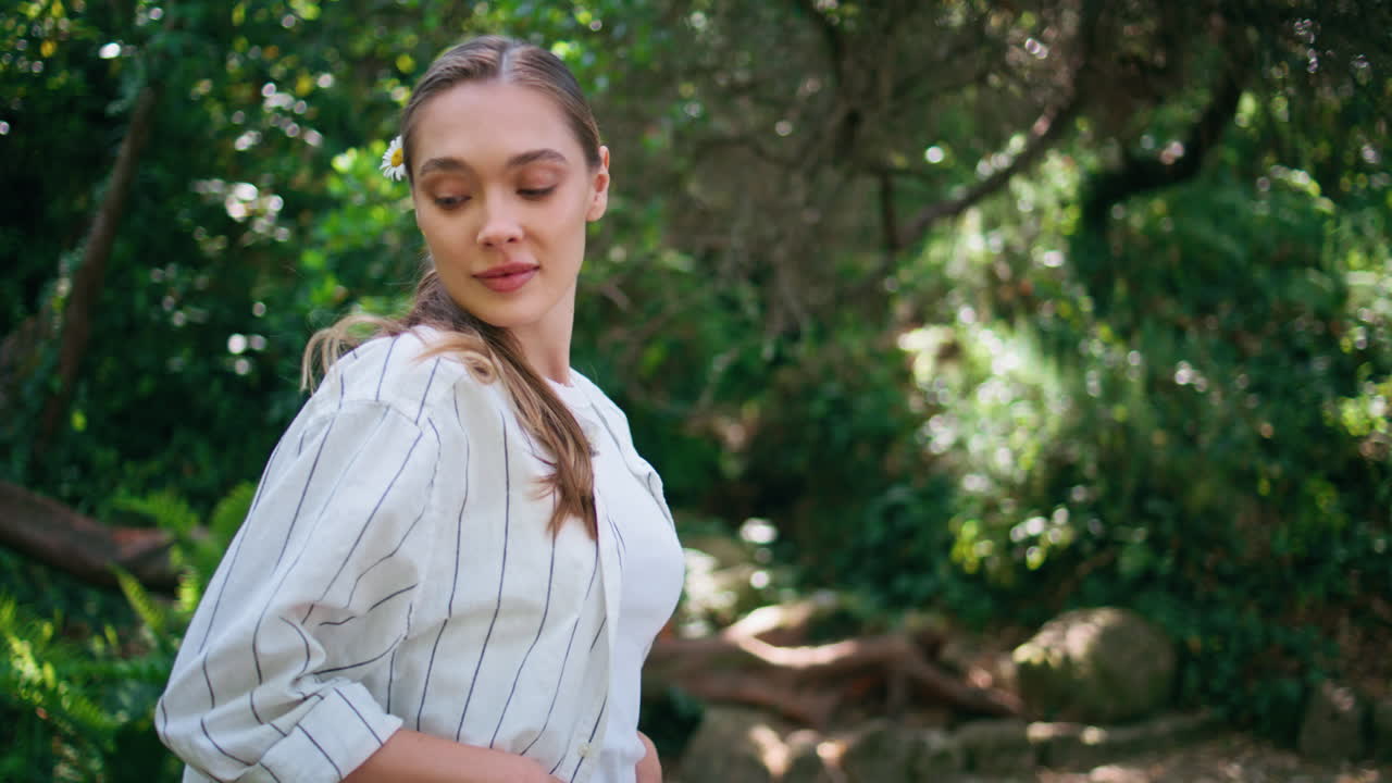 niña suave caminando por el parque en el verde día de verano de cerca. mujer paseando por el bosque