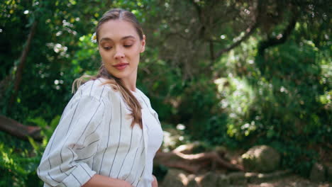 niña suave caminando por el parque en el verde día de verano de cerca. mujer paseando por el bosque