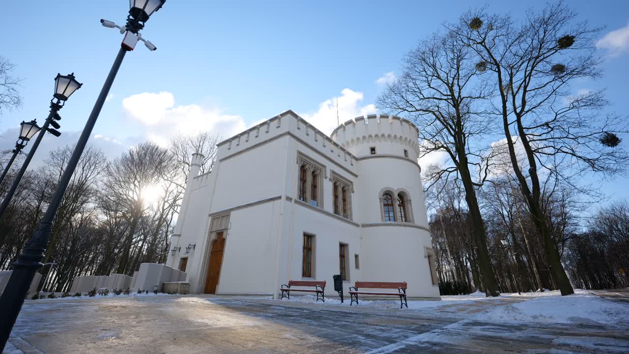 공원 내 건물 앞에서 관광객들이 시간을 비합니다.