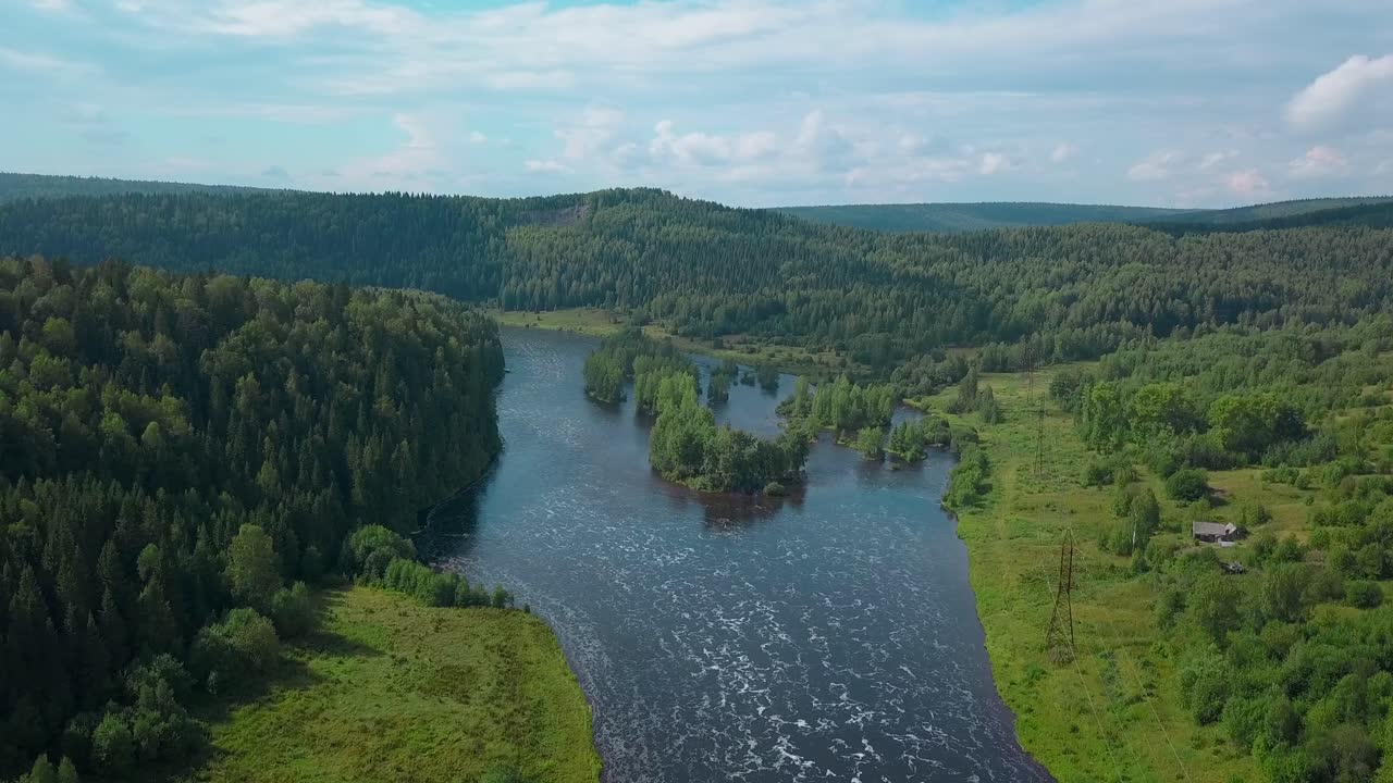 Ilmakuva joesta, joka virtaa metsän läpi
