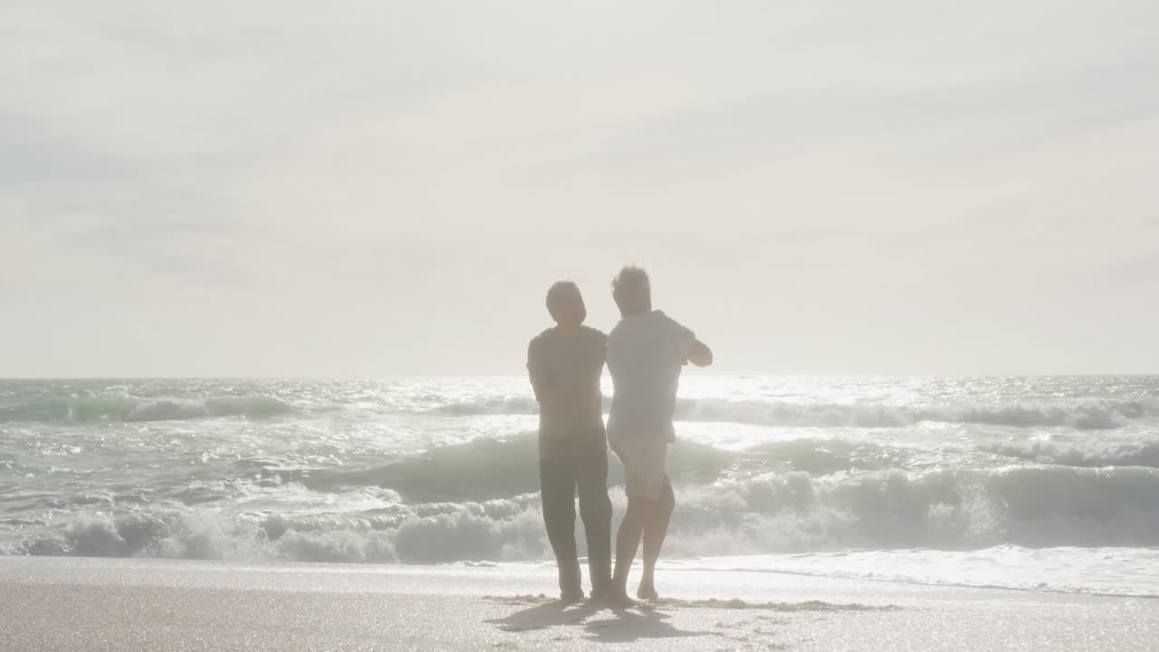 해가 지는 해변에서 춤을 추는 행복한 히스패닉 고등 부부
