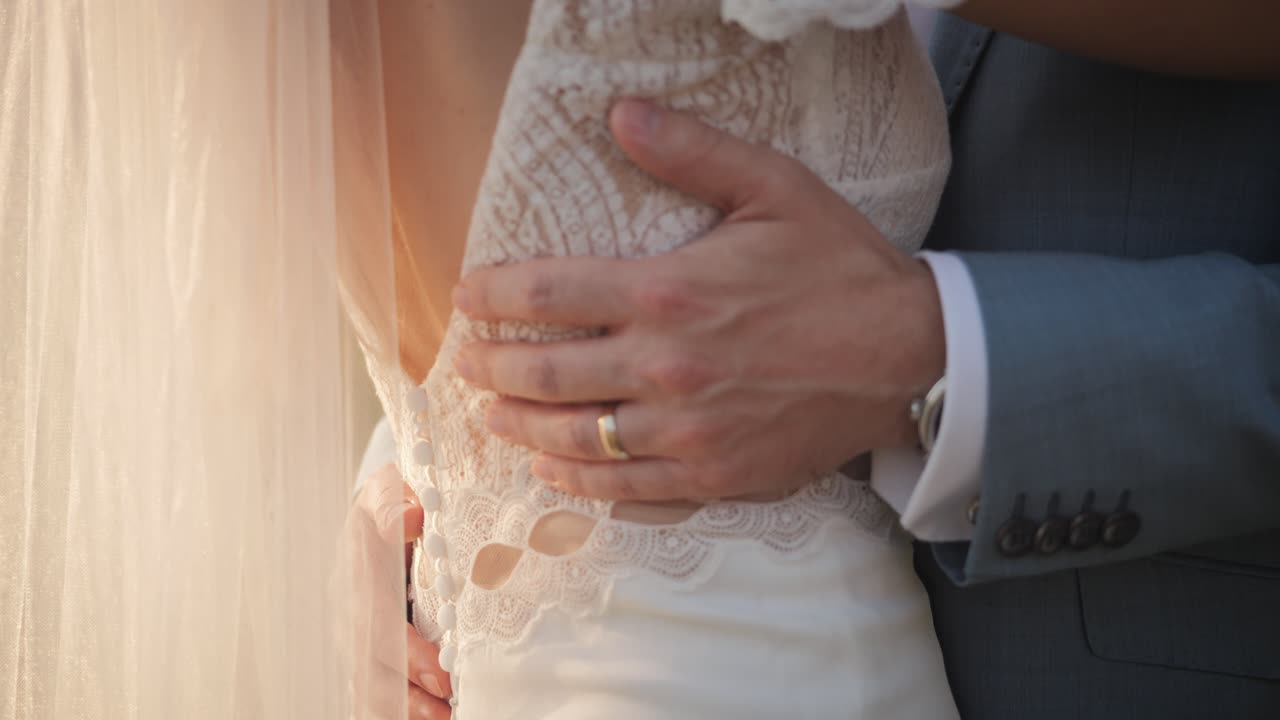 Impegno nuziale, affetto e amore tra sposi, primo piano - Scatto nuziale di sposi nel parco.